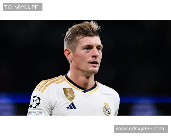 银色发型的足球明星们如何通过独特造型展现个人魅力与赛场风采 银色发型的足球明星们如何通过独特造型展现个人魅力与赛场风采